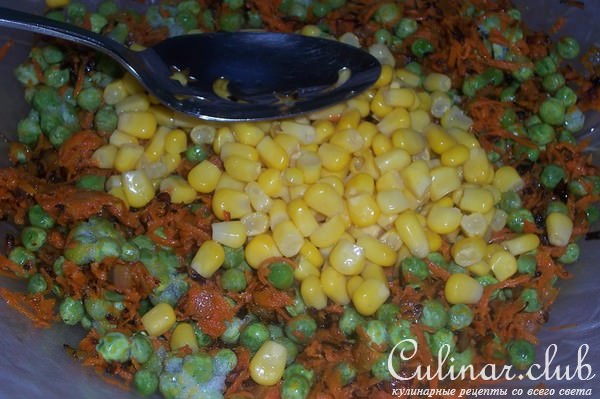 Запеченый рулет из фарша с овощами и сыром