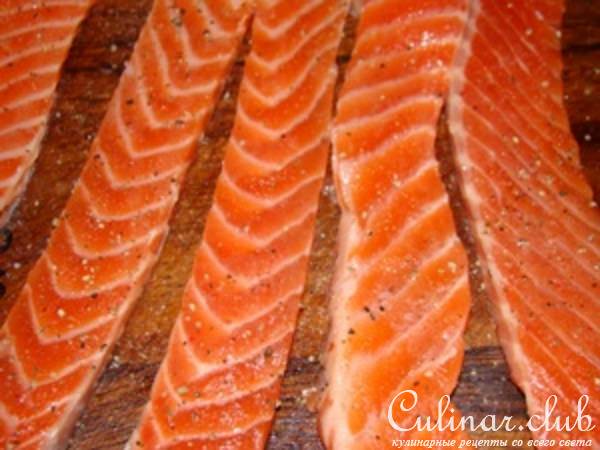 Рулетики из цуккини с семгой и грибным соусом