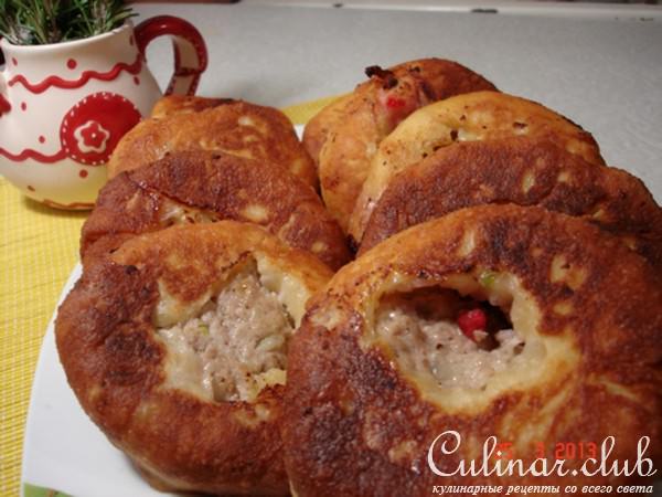 Беляши с брусничным соусом.