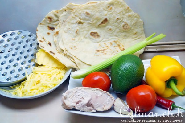 Кесадилья. Горячая пшеничная лепёшка с курятиной и сыром.
