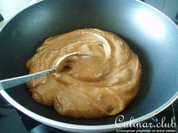 Sate - индонезийский шашлычок с одноименным соусом при нем