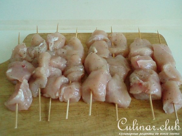 Sate - индонезийский шашлычок с одноименным соусом при нем