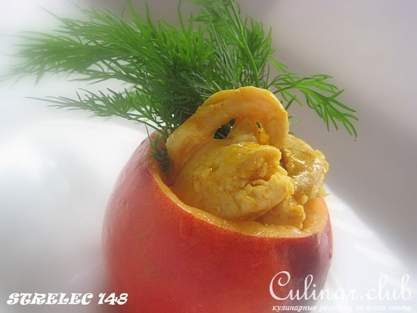 Куриная грудка карри с кунжутом в чаше из нектарина.