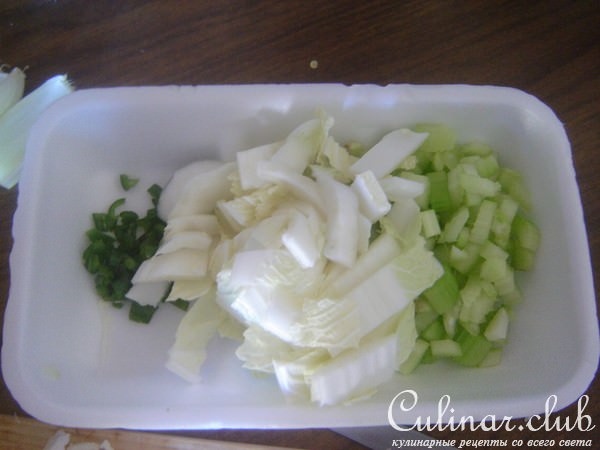 острая свиная соломка с овощами и лапшой