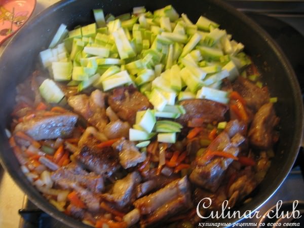 Свиные рёбрышки с кабачком.