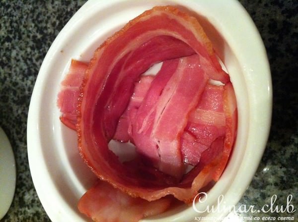 Закуска "Корзинки из бекона, наполненные яйцом, луком-шаллот и сыром Маркиз"