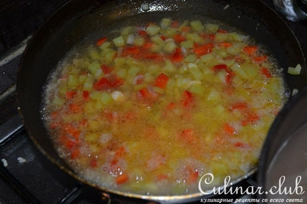 Макароны с куриным филе и сырным соусом с паприкой