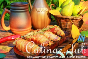 Куриные рулетики с грушей в беконе
