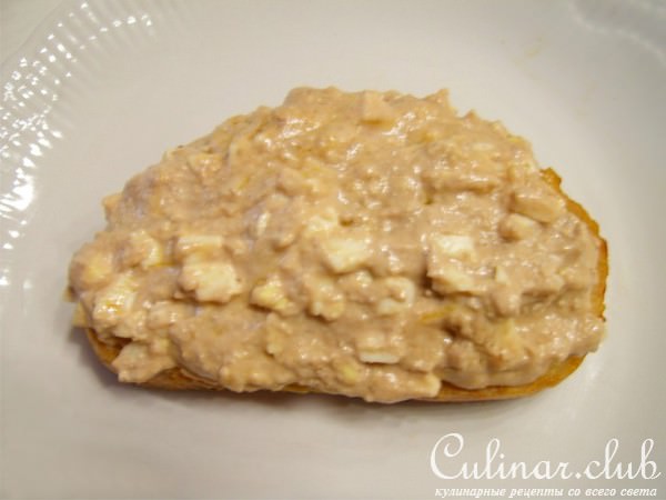 Закуска из куриных бедрышек, запеченных на хлебе, с соусом и сладким перцем