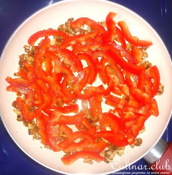 Пикантная курочка с грецкими орехами