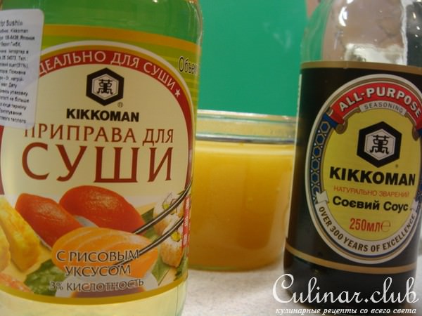 Куриные крылышки в глазури из соевого соуса, меда и рисового уксуса.
