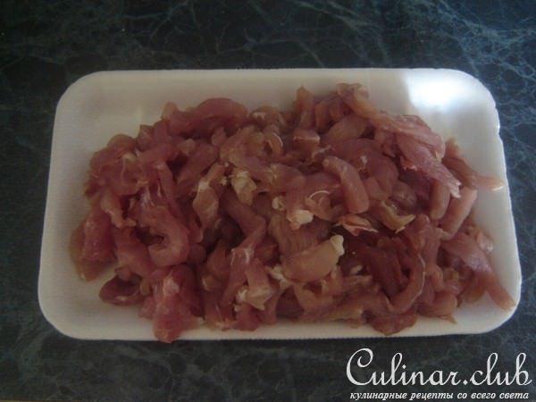 острая свиная соломка с овощами и лапшой