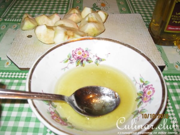 Шашлычки из индейки на подушке из яблок и сельдерея