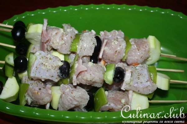 Шашлычки из индейки с овощами и маслинами 