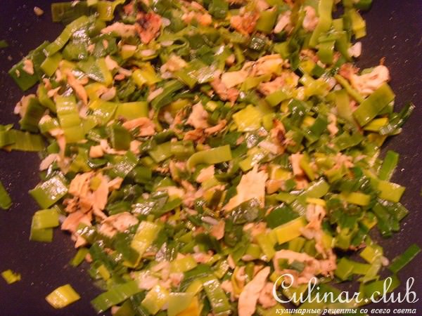 Киш (открытый пирог) из лука-порея, курочки и омлета