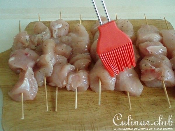 Sate - индонезийский шашлычок с одноименным соусом при нем