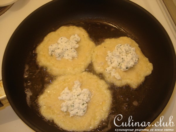 деруны с сырной начинкой и йогуртовым соусом/версия/