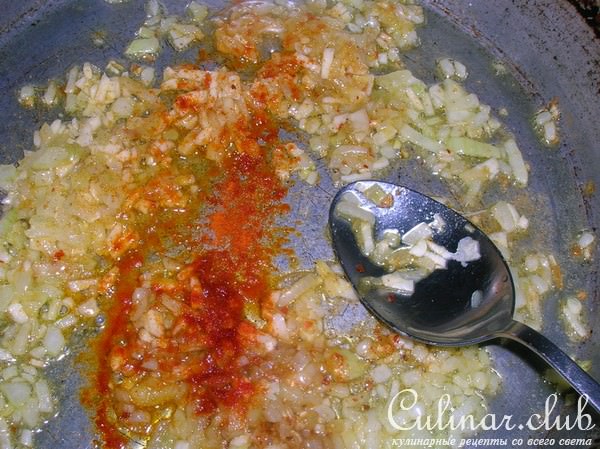 Баклажанная закуска с зеленым горошком и кинзой в йогуртовой заправке 