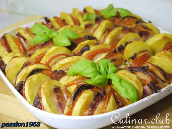Картофельная зебра (картофель, запеченный с беконом, помидорами и луком) 