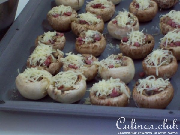 Фаршированные шампиньоны с соусом.