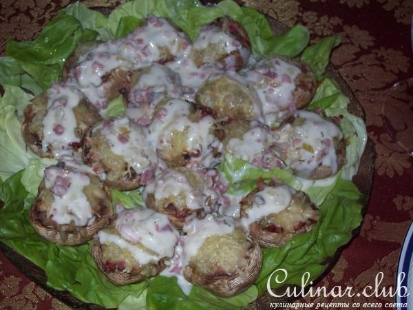 Фаршированные шампиньоны с соусом.