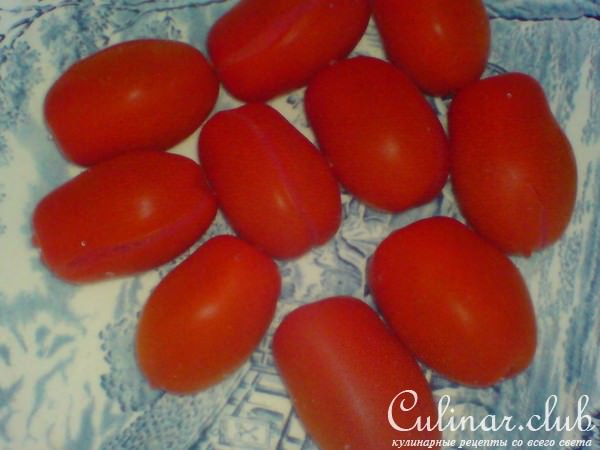 Закуска из картофельных оладий и маринованных помидорок и сыра