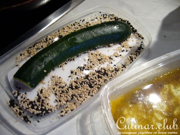 Мини-цукини с кунжутной корочкой и салатом-соусом из редиски