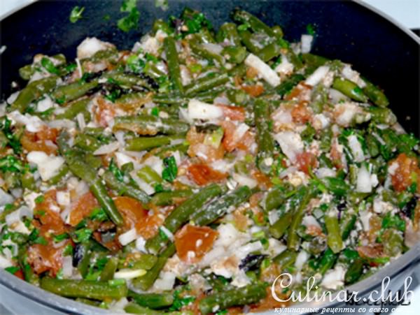 Зелёное лобио с помидорами и орехами.