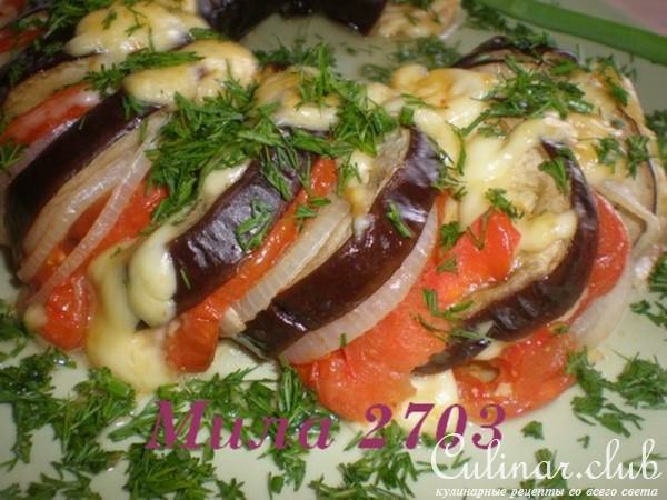 Баклажан запеченный с овощами и сыром