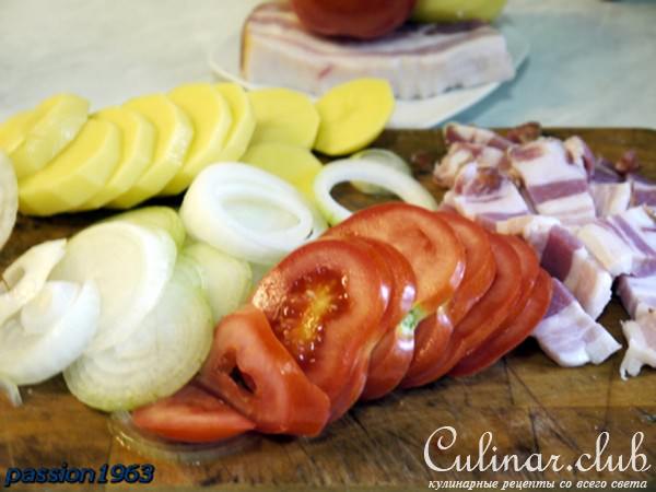 Картофельная зебра (картофель, запеченный с беконом, помидорами и луком) 