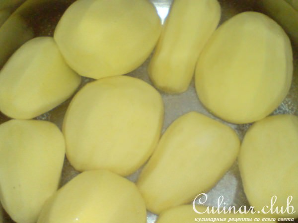Закуска из картофельных оладий и маринованных помидорок и сыра