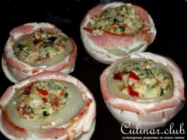 Фаршированый лук в беконе