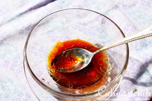 Запеченные шампиньоны с картофелем с острым соусом.