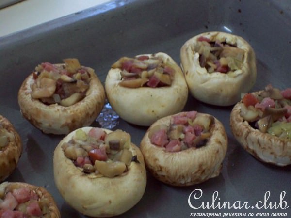 Фаршированные шампиньоны с соусом.