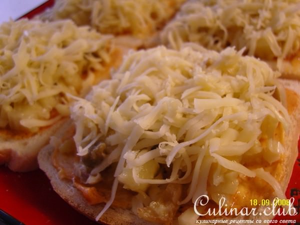 Тосты с грибами, ананасом и сыром