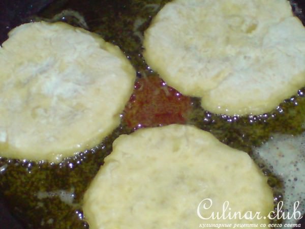 Закуска из картофельных оладий и маринованных помидорок и сыра