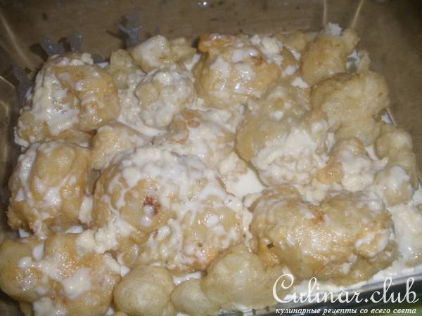 Цветная капуста, обжаренная в пивном кляре и запеченная в сливочном соусе с камамбером