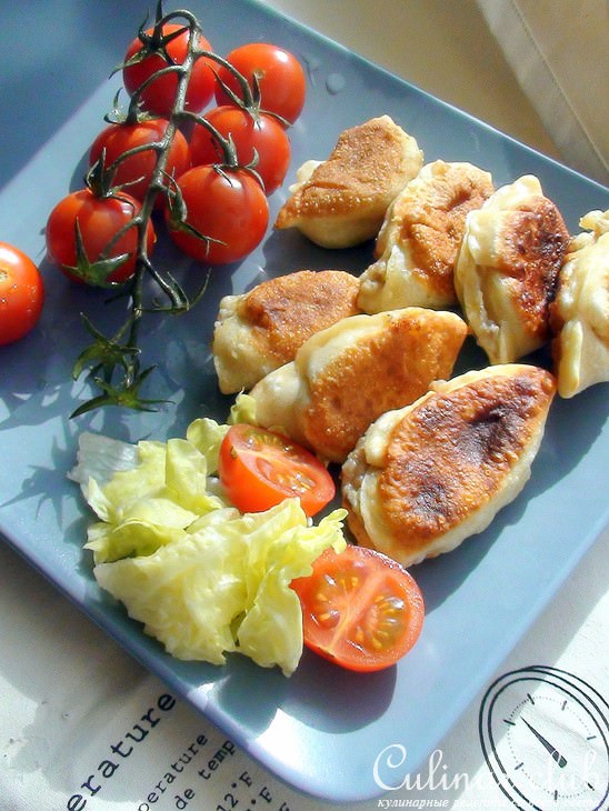 Закусочные пирожки с картошкой и грибами из пельменного теста.