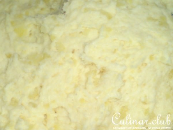 Закуска из картофельных оладий и маринованных помидорок и сыра