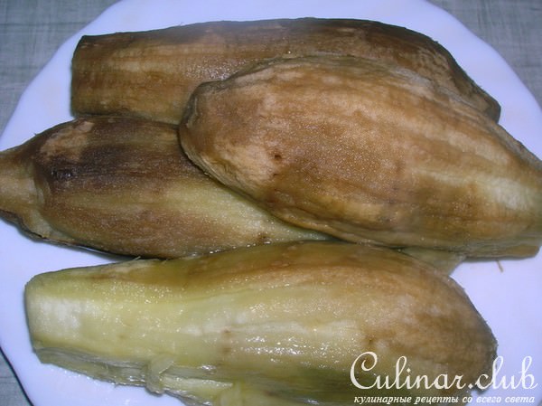 Баклажанная закуска с зеленым горошком и кинзой в йогуртовой заправке 