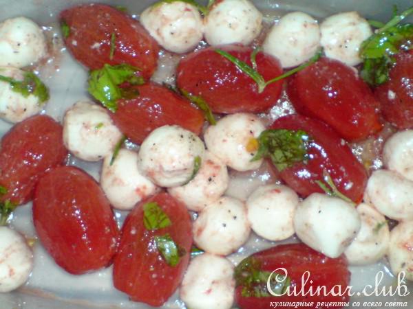 Закуска из картофельных оладий и маринованных помидорок и сыра