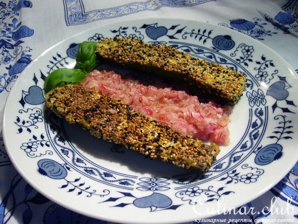 Мини-цукини с кунжутной корочкой и салатом-соусом из редиски