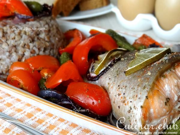 Лосось, запеченный с овощами на шпинате