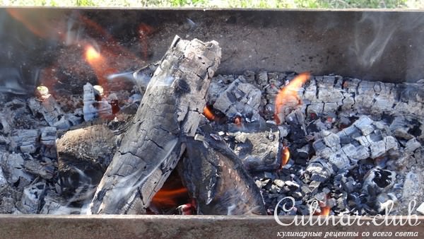 Салака на углях и хрустящие лепешки с сыром и кунжутом