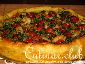       (Torta salata con gamberi e pomodorini)