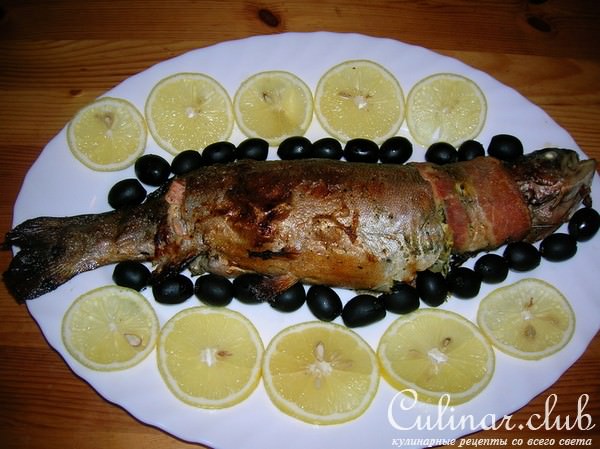 Форель в воротнике из бекона, фаршированная.