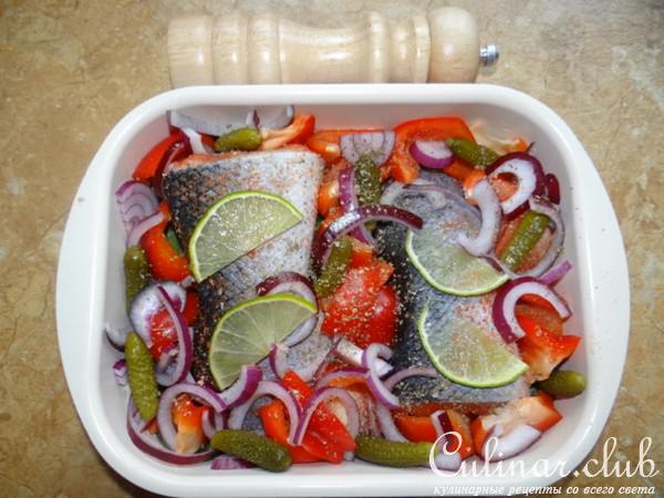 Лосось, запеченный с овощами на шпинате