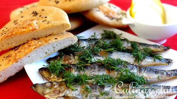 Салака на углях и хрустящие лепешки с сыром и кунжутом