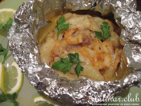 Запеченая в фольге морская рыба с креветками.