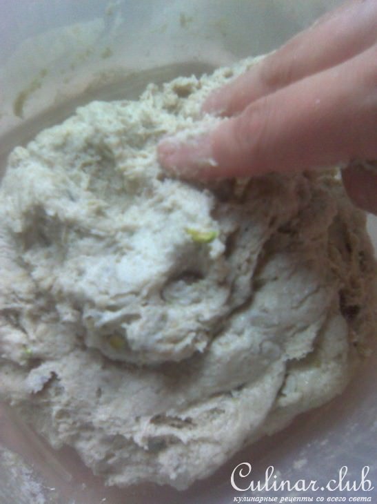 Ржаной хлеб на соде с семечками, изюмом и фисташками
